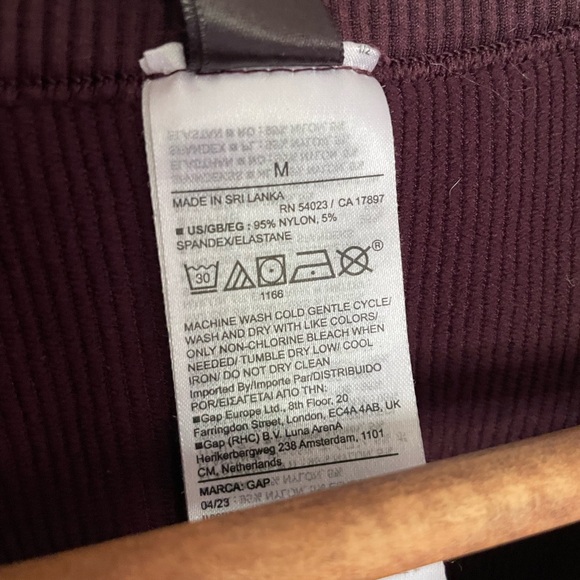 Maroon athletic top from Gap Fit - Picture 4 of 4